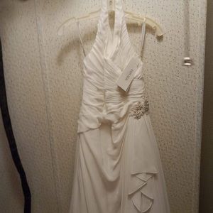 I’m selling this beautiful wedding dress!